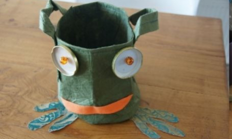Décorer un pot géotextile pour le transformer en grenouille